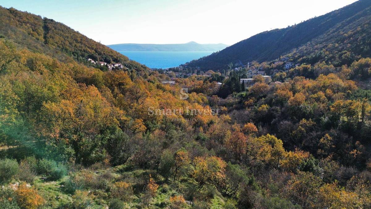MOŠĆENIČKA DRAGA, terreno con permesso di costruzione per villa vicino al mare