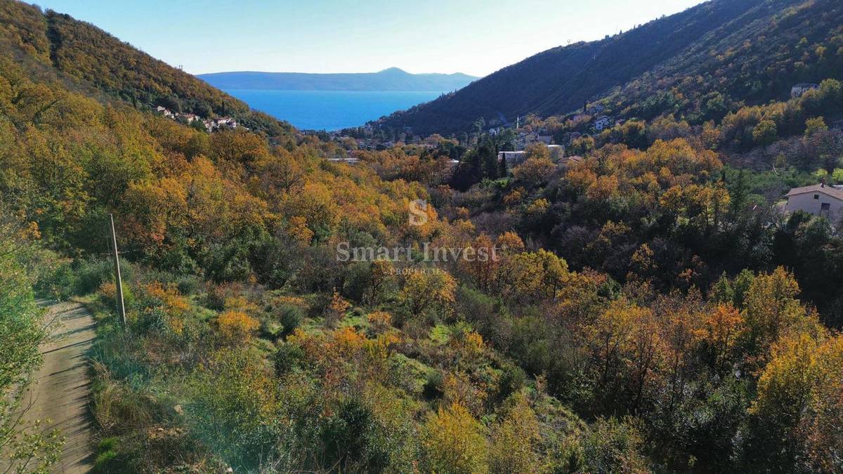 MOŠĆENIČKA DRAGA, terreno con permesso di costruzione per villa vicino al mare