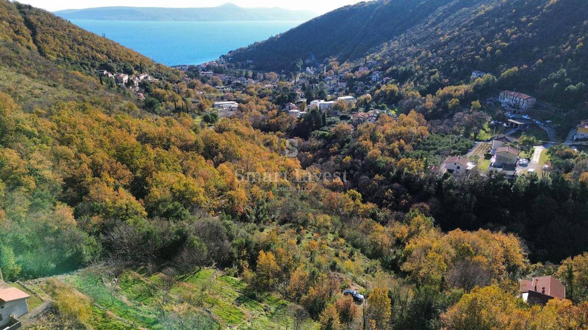 MOŠĆENIČKA DRAGA, terreno con permesso di costruzione per villa vicino al mare