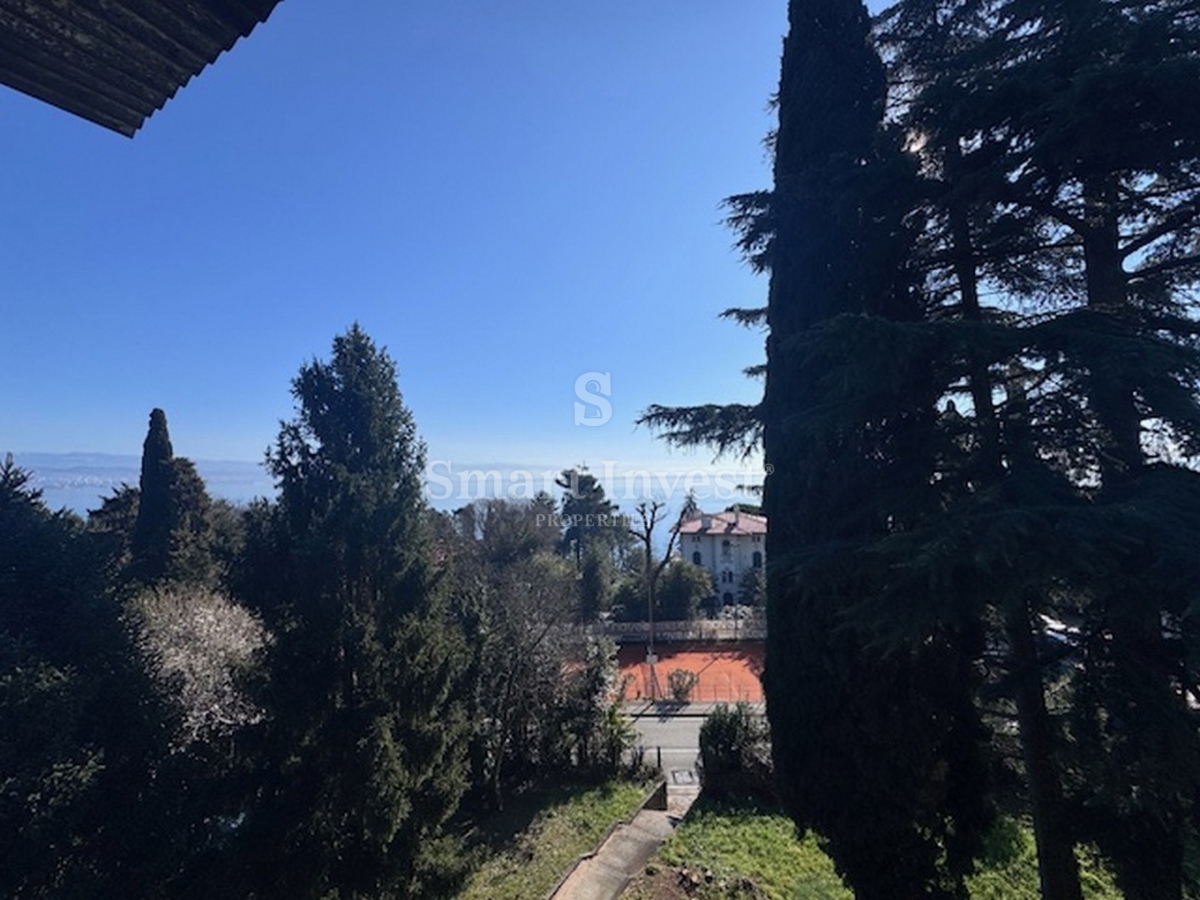 LOVRAN, appartamento trilocale con vista mare e garage, vicino al mare