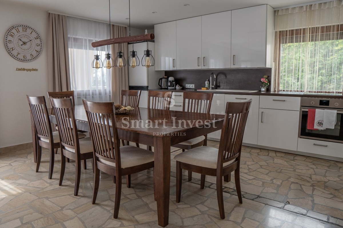 LOVRAN, casa indipendente con 3 appartamenti, piscina e vista mare