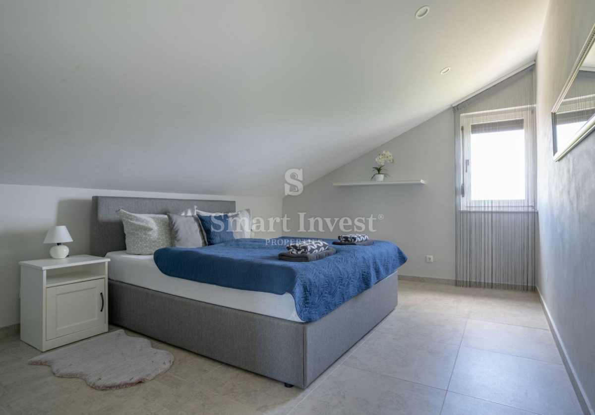 LOVRAN, casa indipendente con 3 appartamenti, piscina e vista mare