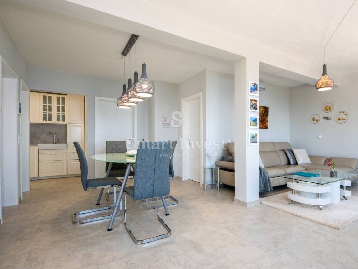 LOVRAN, casa indipendente con 3 appartamenti, piscina e vista mare