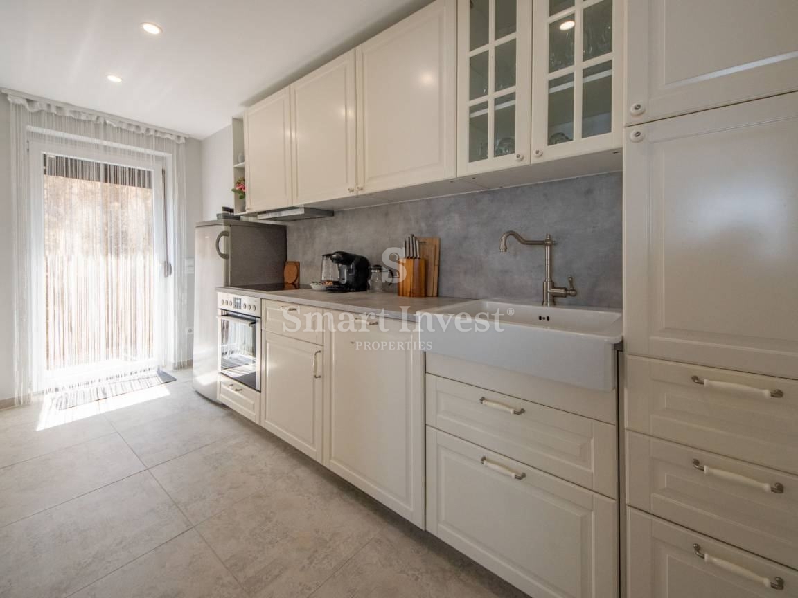 LOVRAN, casa indipendente con 3 appartamenti, piscina e vista mare