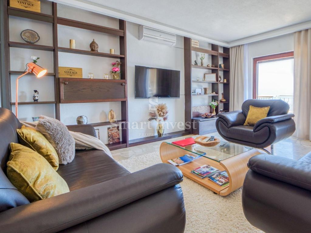 LOVRAN, casa indipendente con 3 appartamenti, piscina e vista mare