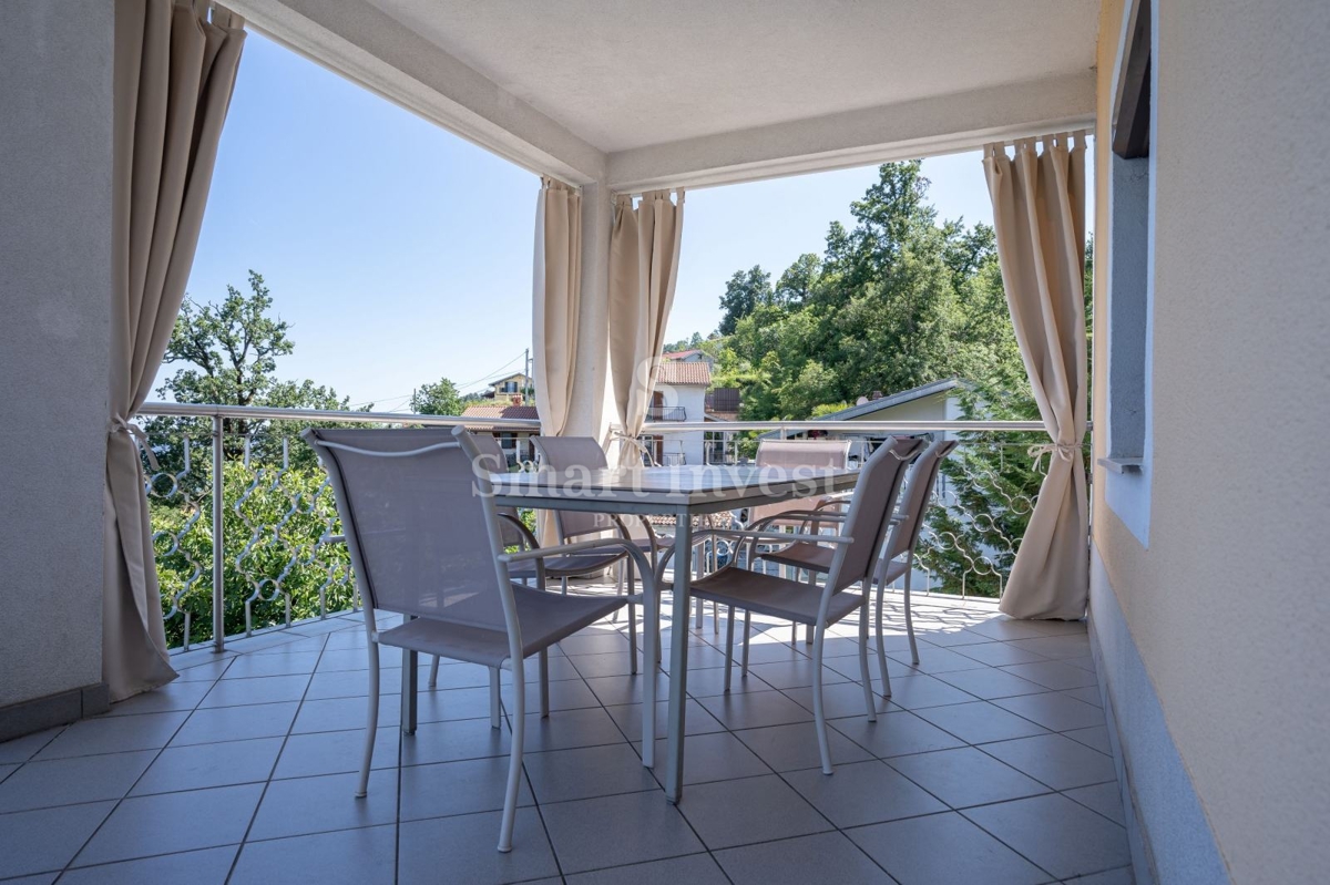 LOVRAN, casa indipendente con 3 appartamenti, piscina e vista mare