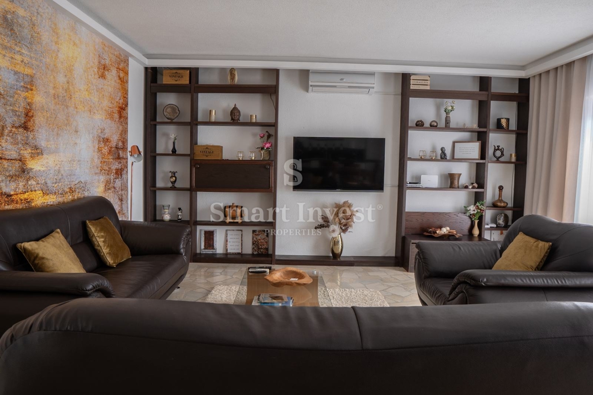 LOVRAN, casa indipendente con 3 appartamenti, piscina e vista mare