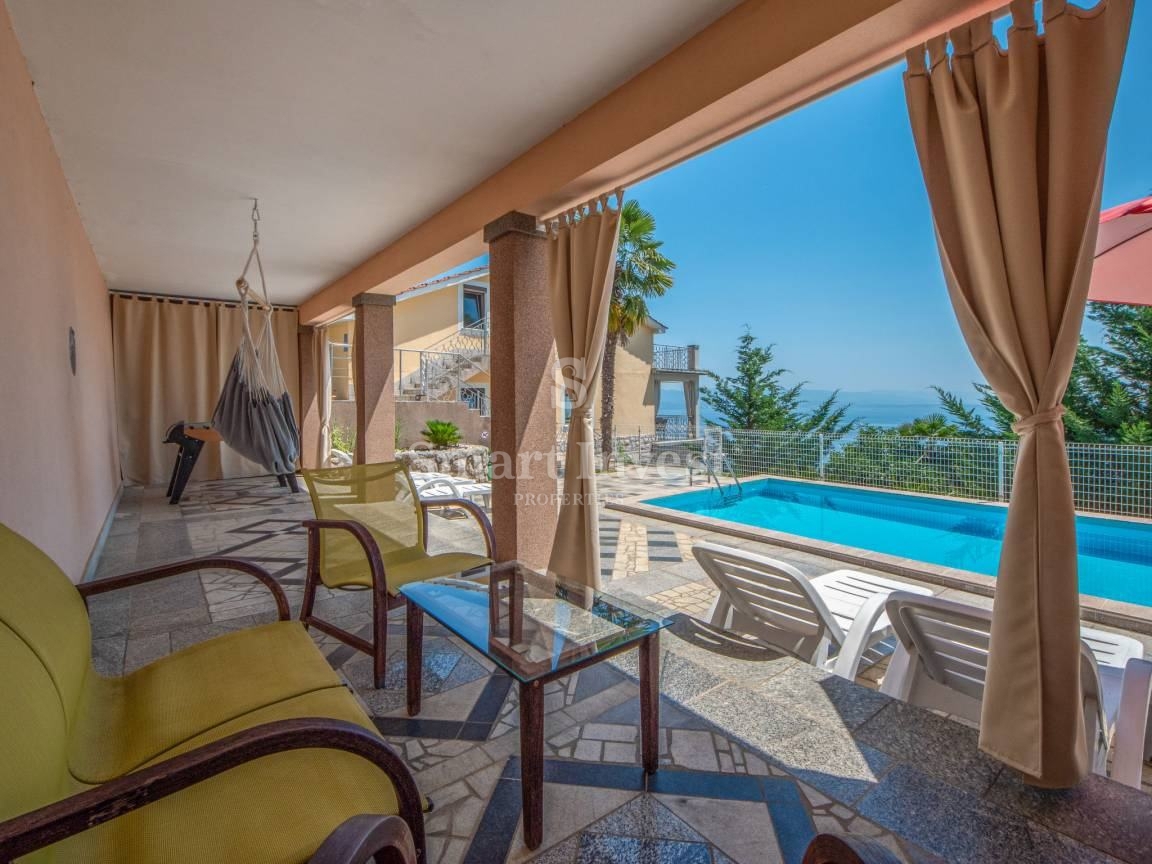 LOVRAN, casa indipendente con 3 appartamenti, piscina e vista mare