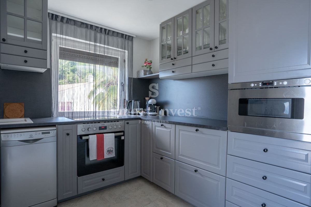 LOVRAN, casa indipendente con 3 appartamenti, piscina e vista mare