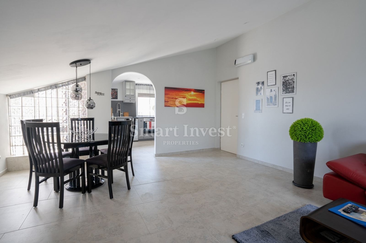 LOVRAN, casa indipendente con 3 appartamenti, piscina e vista mare