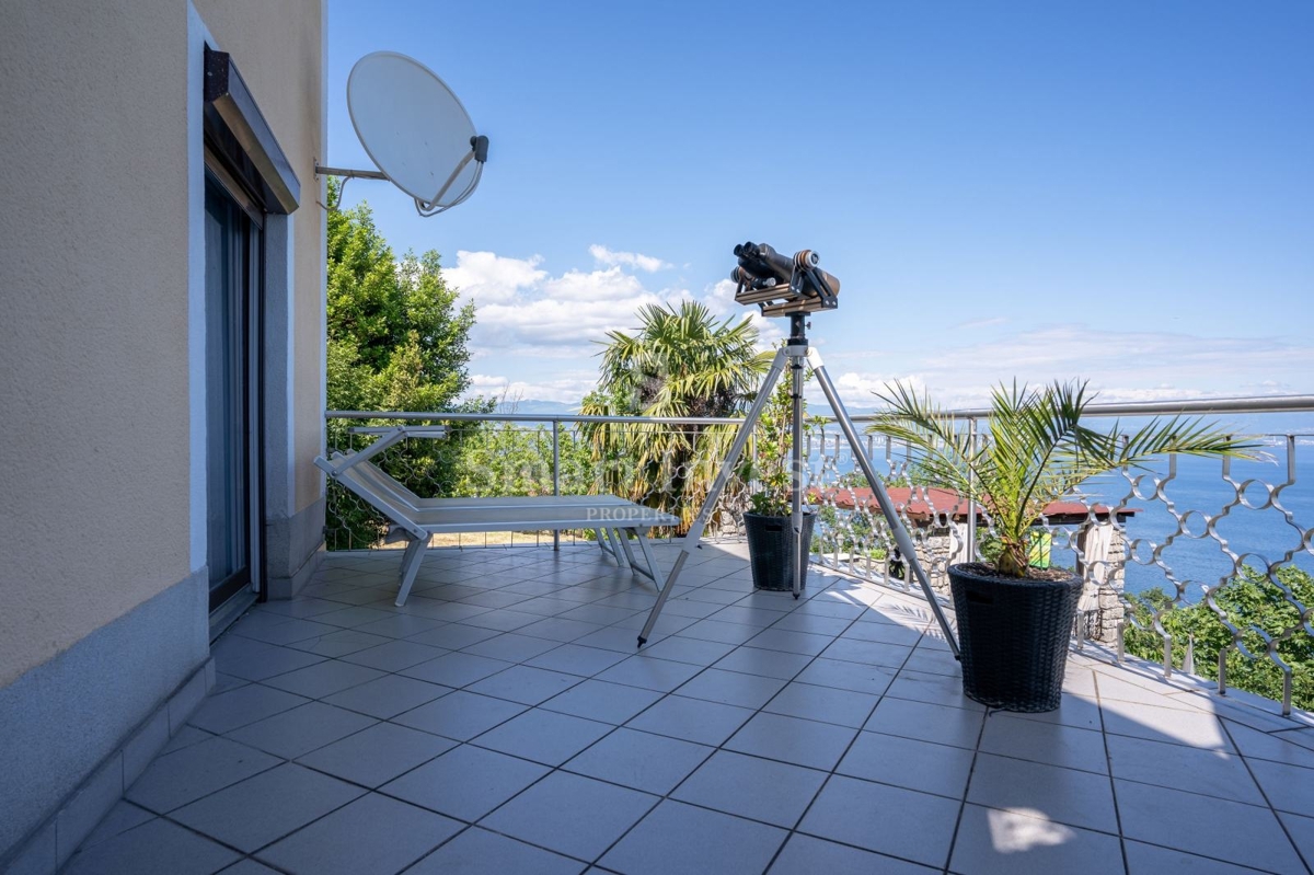 LOVRAN, casa indipendente con 3 appartamenti, piscina e vista mare