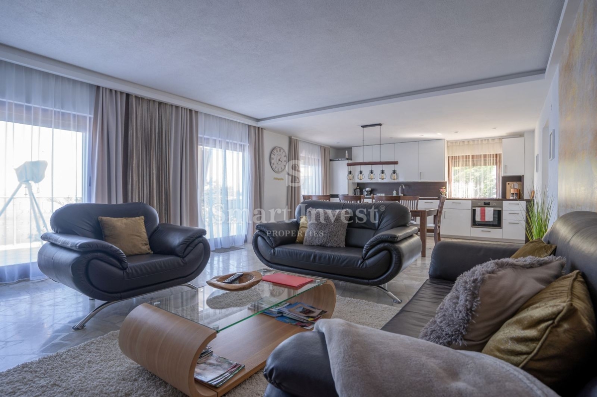 LOVRAN, casa indipendente con 3 appartamenti, piscina e vista mare