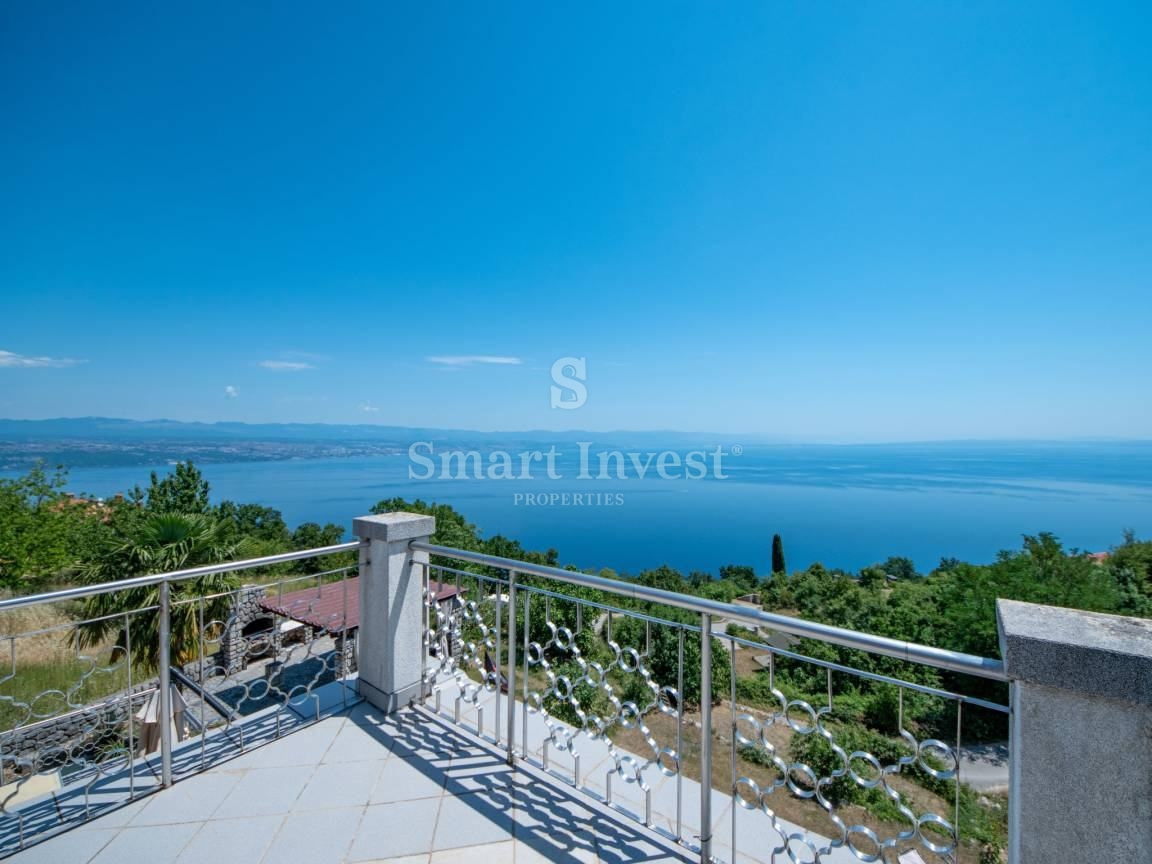 LOVRAN, casa indipendente con 3 appartamenti, piscina e vista mare