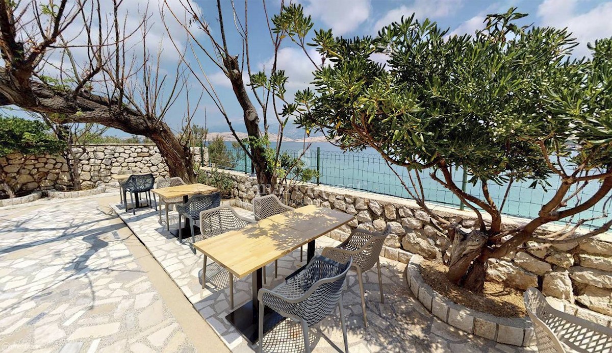 PAG - VODICE, hotel fronte mare con ristorante, opportunità di investimento!