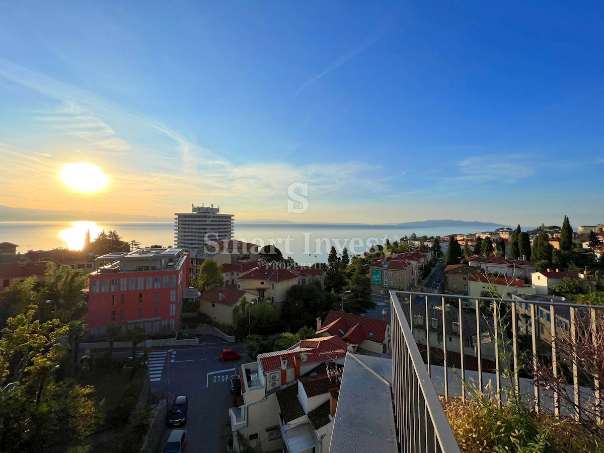 OPATIJA - CENTER, EXCLUSIVE 2-BEDROOMS APARTMENT WITH GARAGE AND SEA VIEW