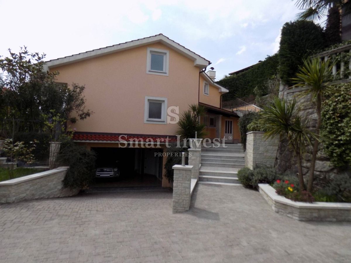 LOVRAN, Casa di 350 m2 con piscina, vicino al mare, in vendita