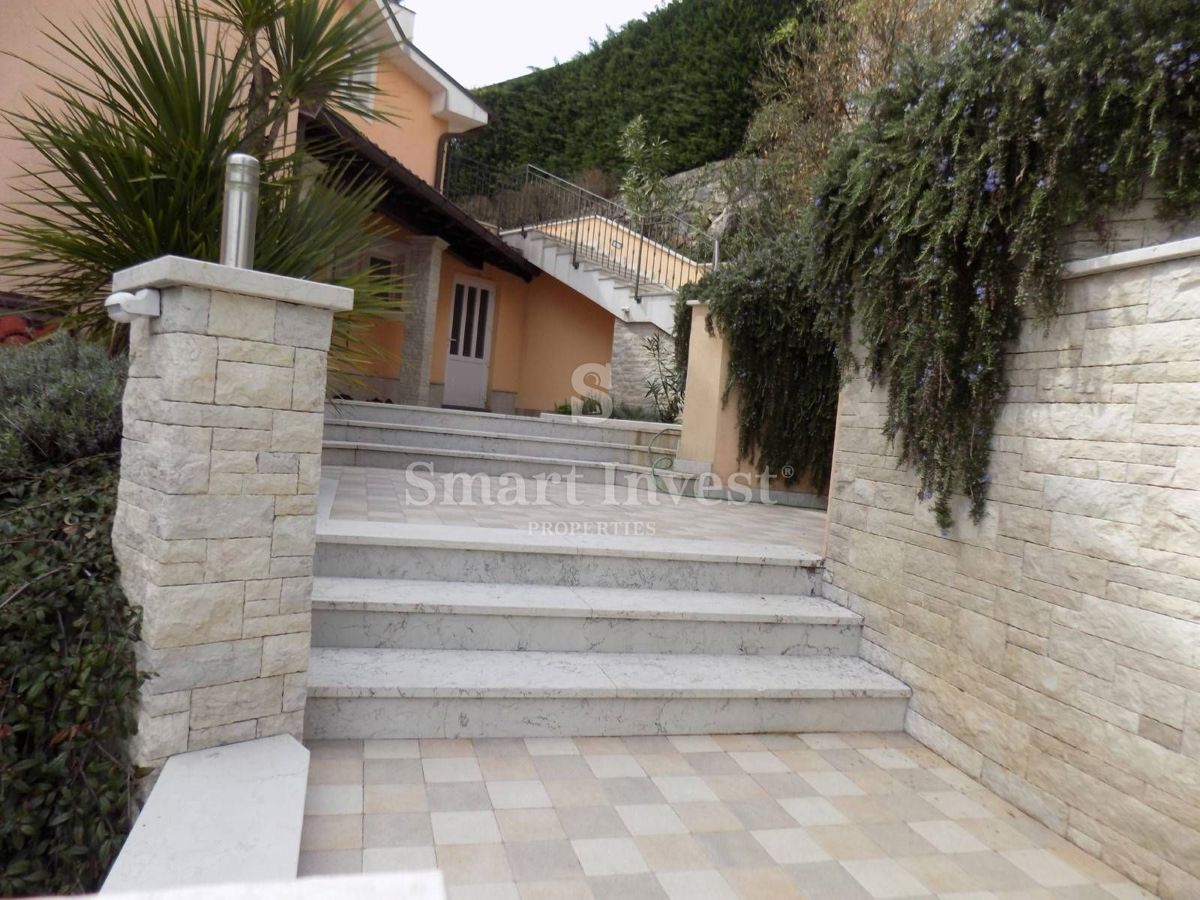 LOVRAN, Casa di 350 m2 con piscina, vicino al mare, in vendita