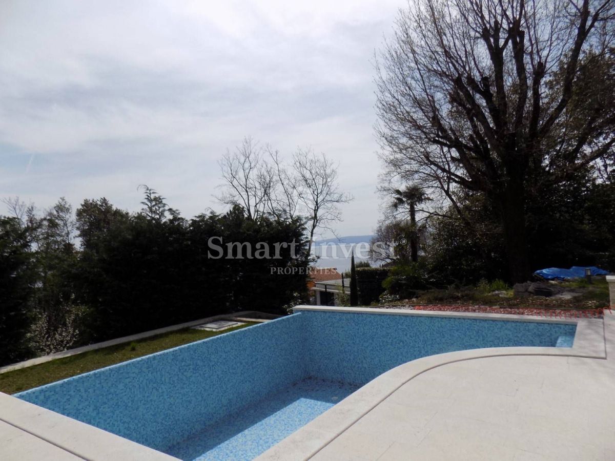 LOVRAN, Casa di 350 m2 con piscina, vicino al mare, in vendita