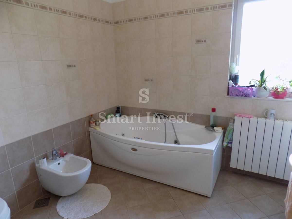 LOVRAN, Casa di 350 m2 con piscina, vicino al mare, in vendita