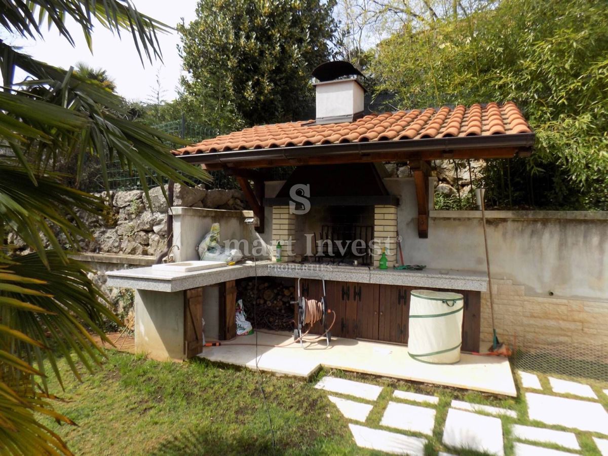 LOVRAN, Casa di 350 m2 con piscina, vicino al mare, in vendita