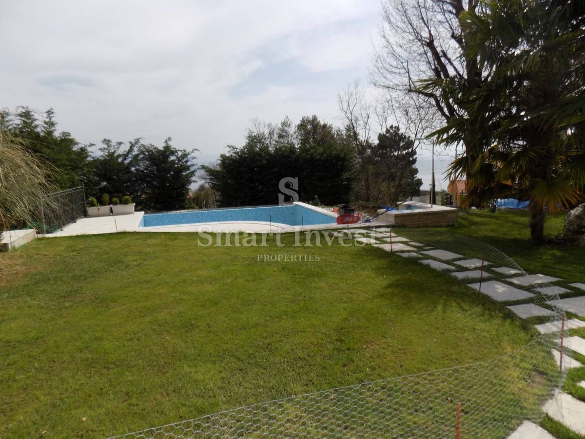 LOVRAN, Casa di 350 m2 con piscina, vicino al mare, in vendita