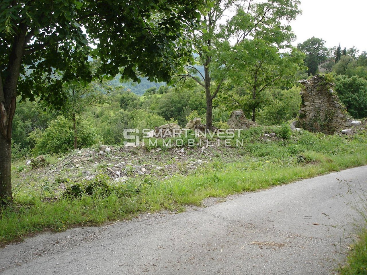 ISTRIA, HUM - BUZET, Two old houses of 500 m2 on land of 19.600 m2