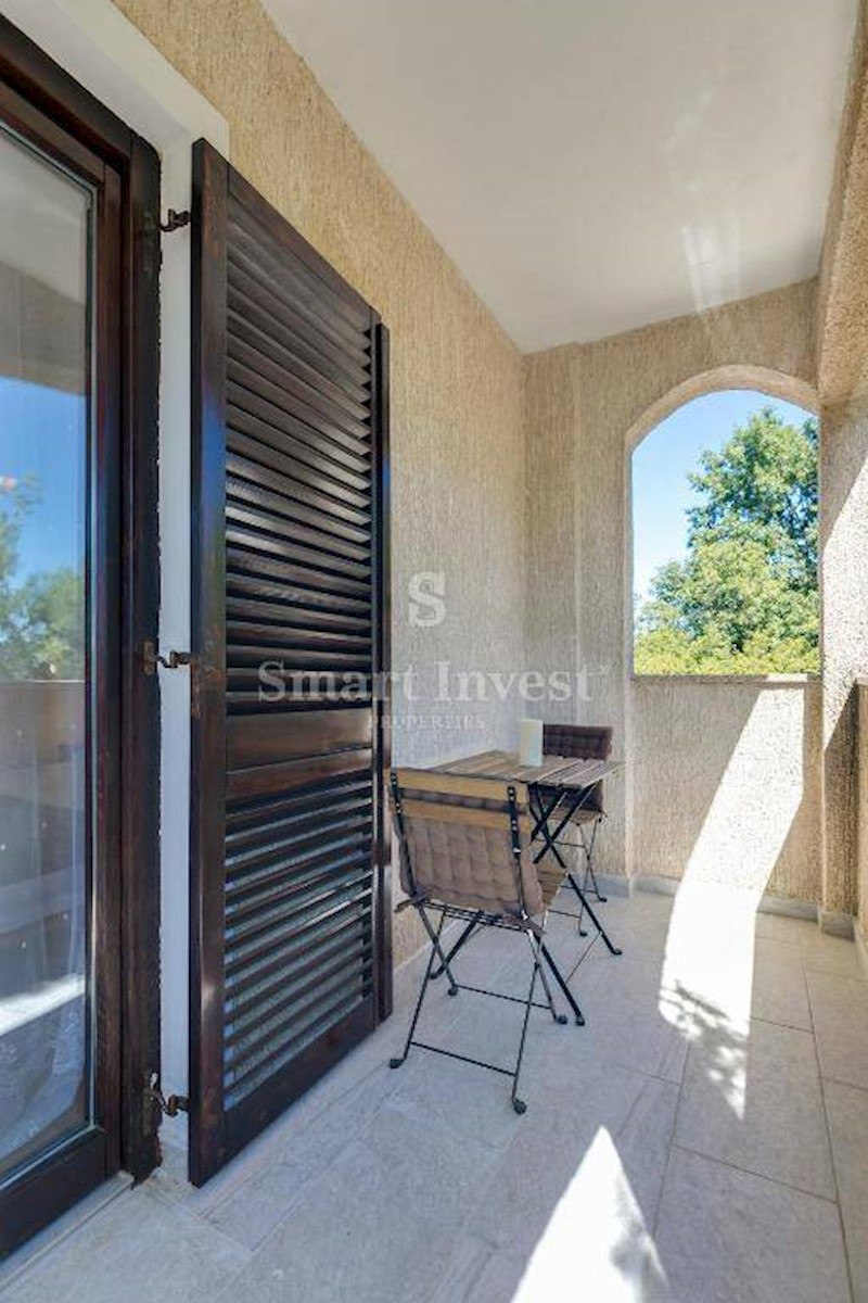 POREČ vicinity, DETACHED HOUSE WITH 3 APP AND POOL, 4 km to the sea