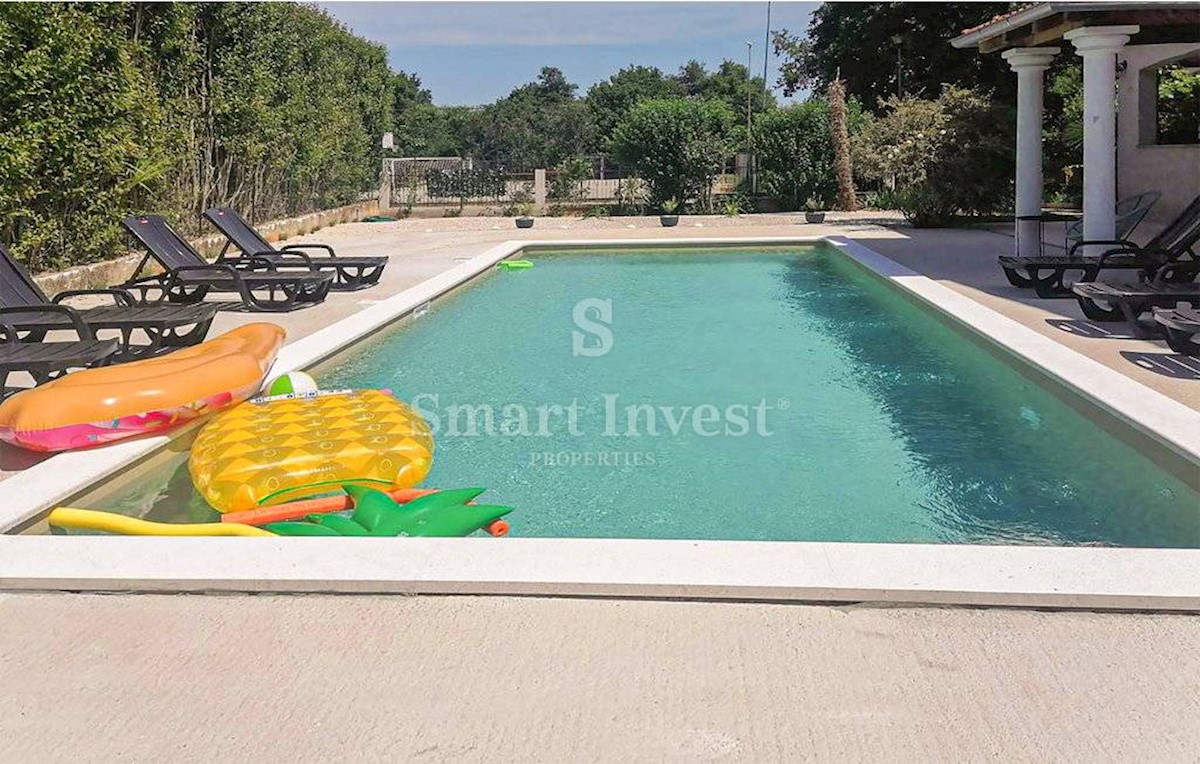 POREČ vicinity, DETACHED HOUSE WITH 3 APP AND POOL, 4 km to the sea