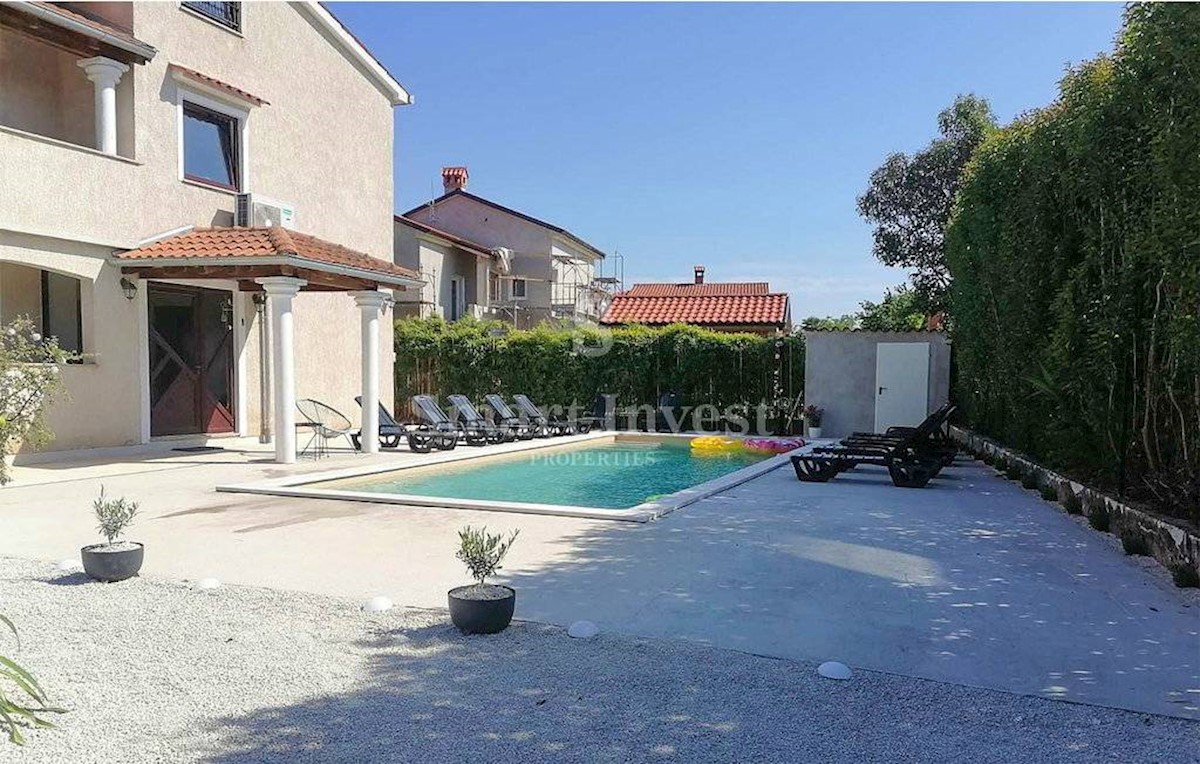 POREČ vicinity, DETACHED HOUSE WITH 3 APP AND POOL, 4 km to the sea