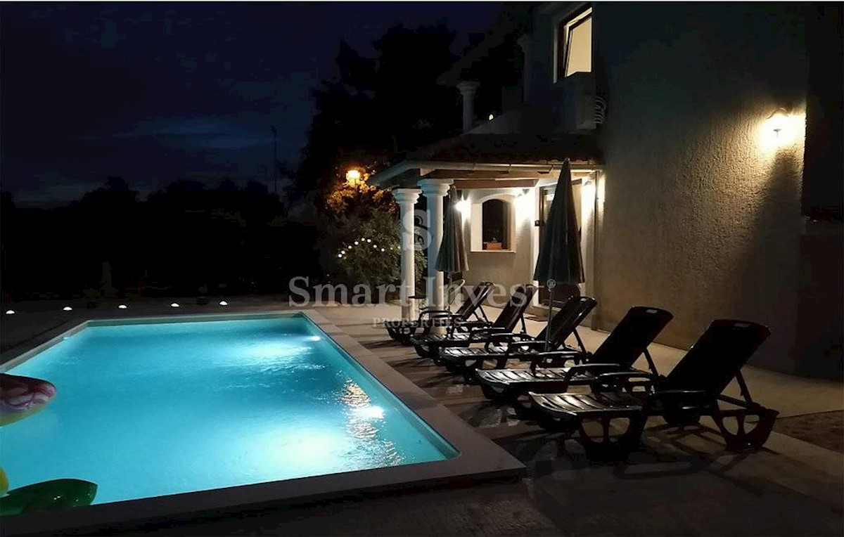 POREČ vicinity, DETACHED HOUSE WITH 3 APP AND POOL, 4 km to the sea