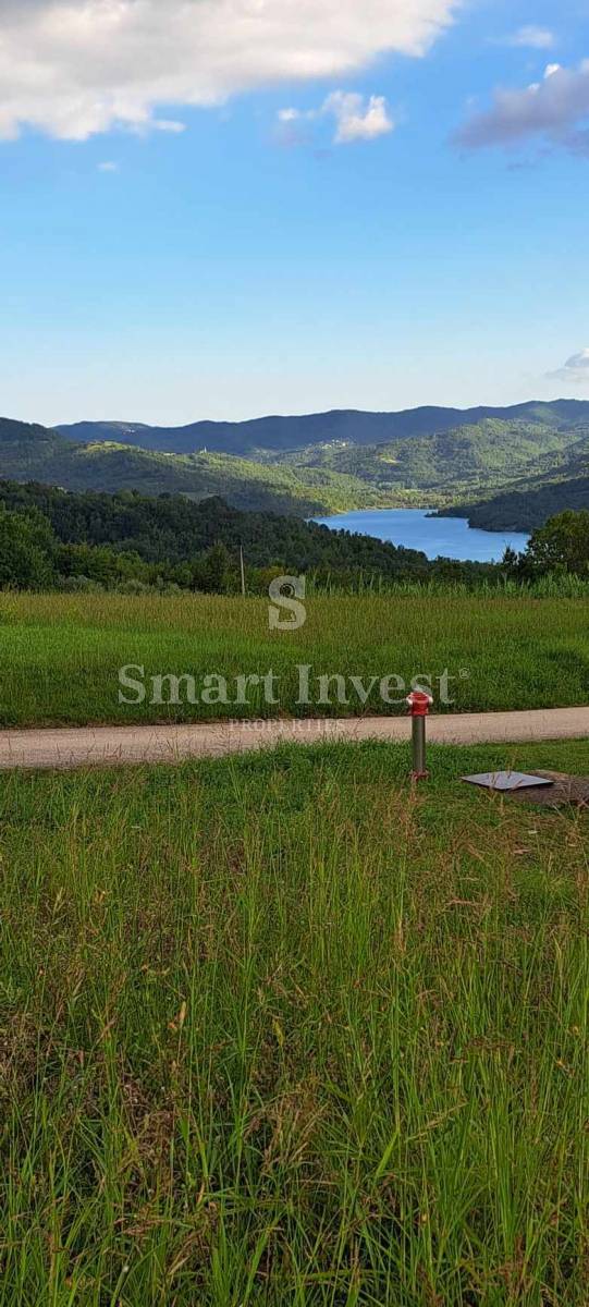 ISTRIA - MONTONA, Terreno edificabile con vista sul lago Butoniga, in vendita