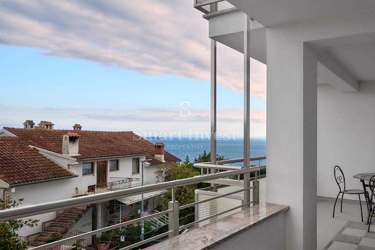 ABBAZIA, appartamento trilocale con vista mare e garage