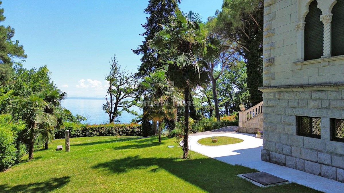 ABBAZIA, villa austro-ungarica ristrutturata fronte mare