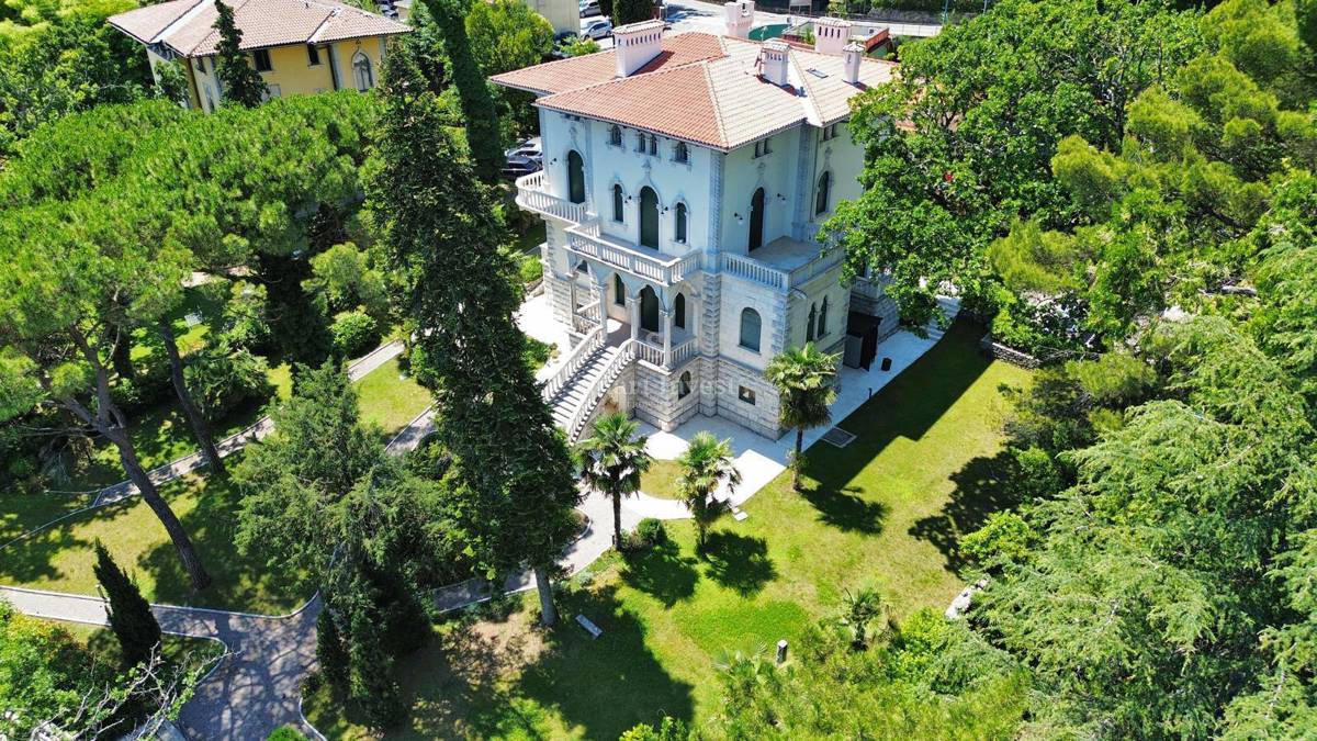 ABBAZIA, villa austro-ungarica ristrutturata fronte mare