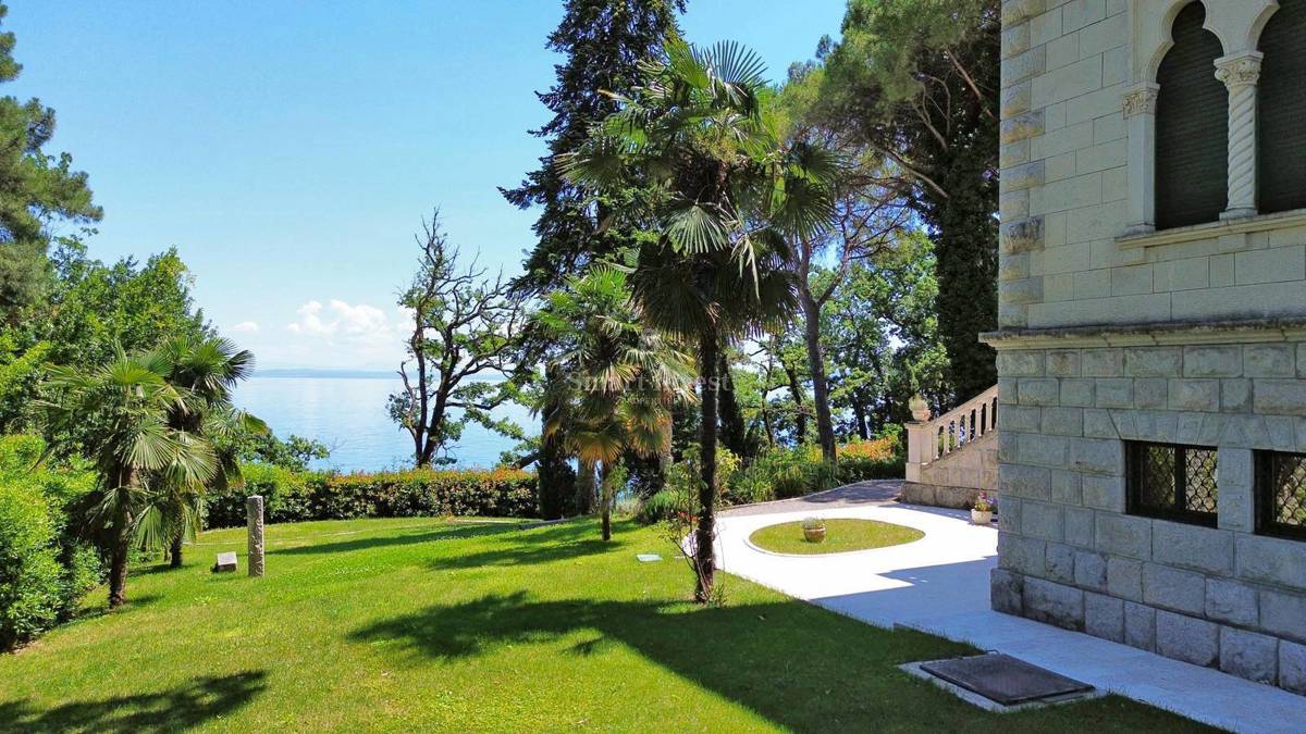 ABBAZIA, villa austro-ungarica ristrutturata fronte mare