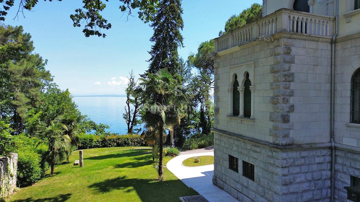 ABBAZIA, villa austro-ungarica ristrutturata fronte mare