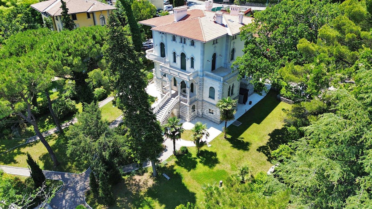 ABBAZIA, villa austro-ungarica ristrutturata fronte mare