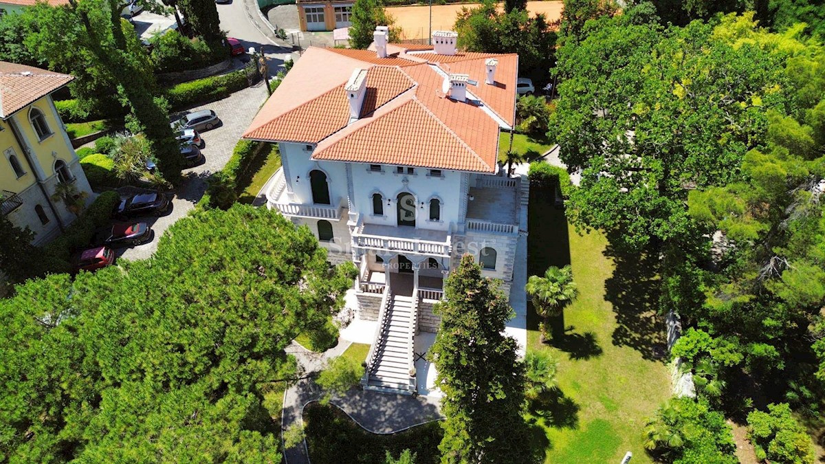 ABBAZIA, villa austro-ungarica ristrutturata fronte mare