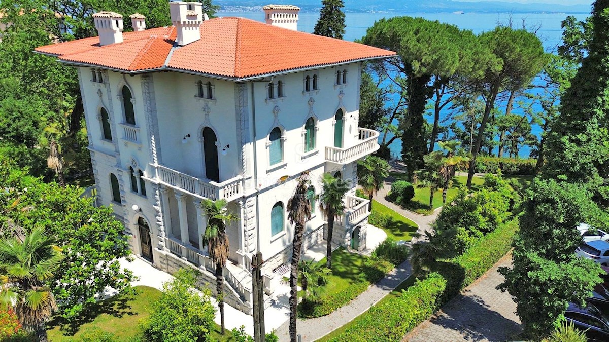 ABBAZIA, villa austro-ungarica ristrutturata fronte mare