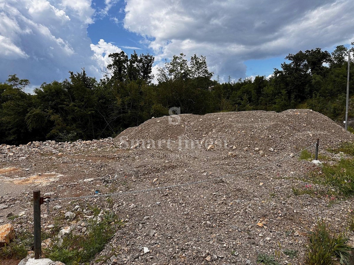 MATULJI, terreno edificabile per scopi commerciali