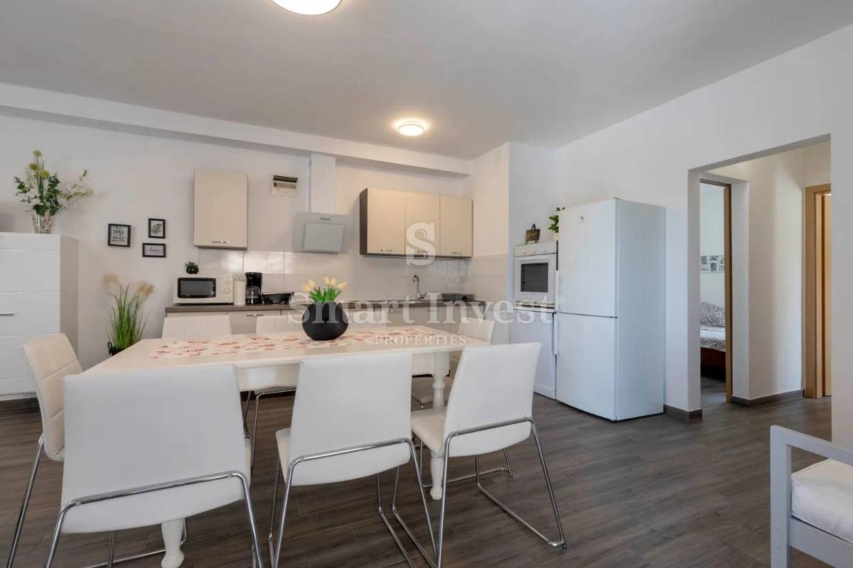 ISOLA DI KRK - DOBRINJ, casa con piscina a 100 m dalla spiaggia di sabbia