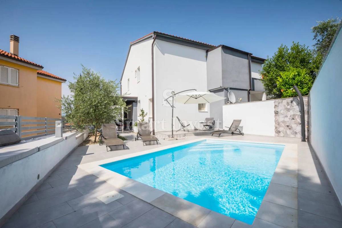 ISOLA DI KRK - DOBRINJ, casa con piscina a 100 m dalla spiaggia di sabbia