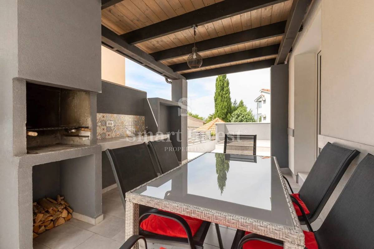 ISOLA DI KRK - DOBRINJ, casa con piscina a 100 m dalla spiaggia di sabbia