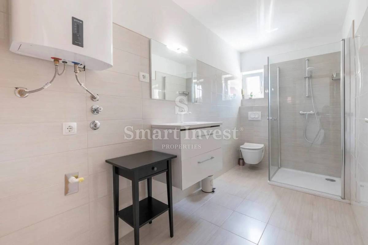 ISOLA DI KRK - DOBRINJ, casa con piscina a 100 m dalla spiaggia di sabbia