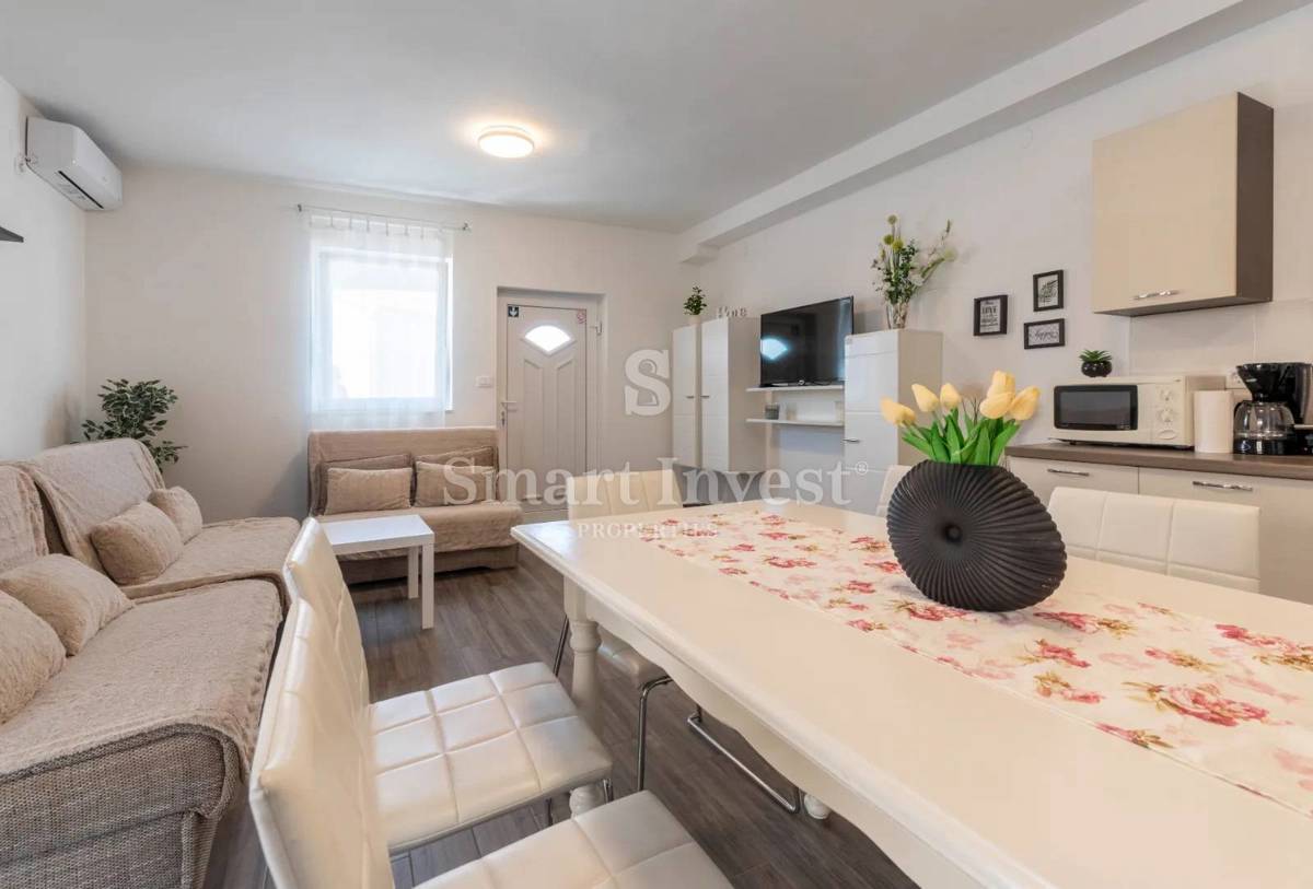 ISOLA DI KRK - DOBRINJ, casa con piscina a 100 m dalla spiaggia di sabbia