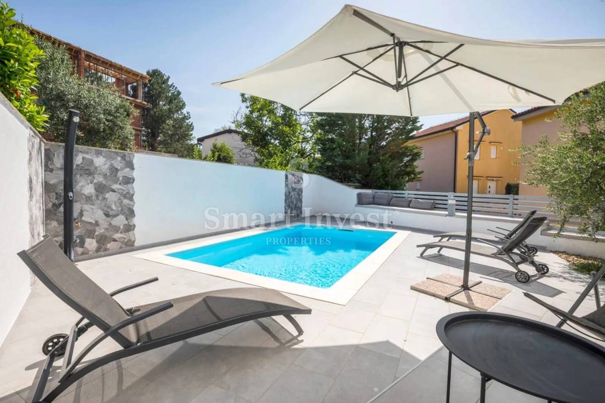 ISOLA DI KRK - DOBRINJ, casa con piscina a 100 m dalla spiaggia di sabbia