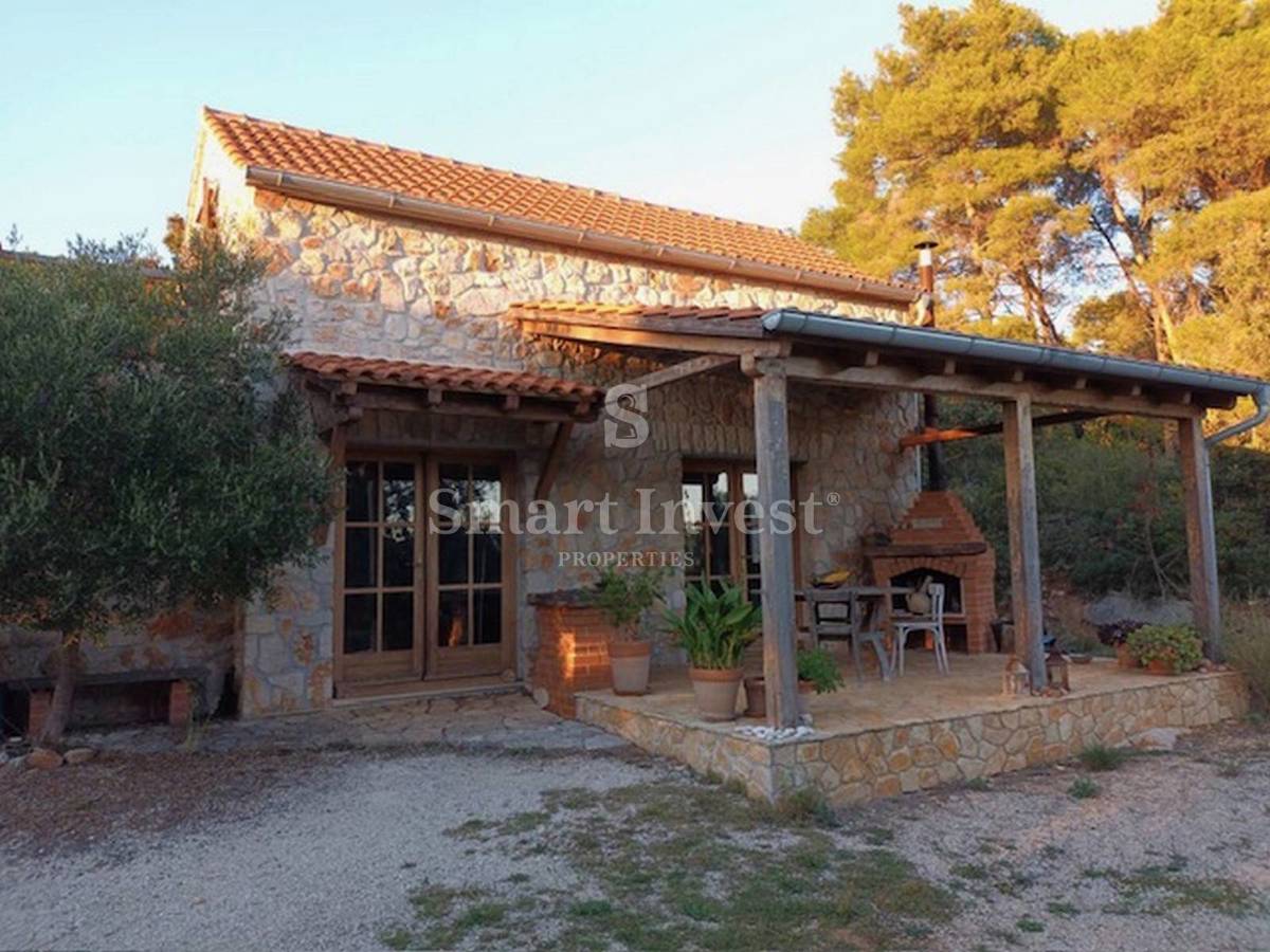 ISOLA DI VIS, casa in pietra con 5000 m2 di terreno