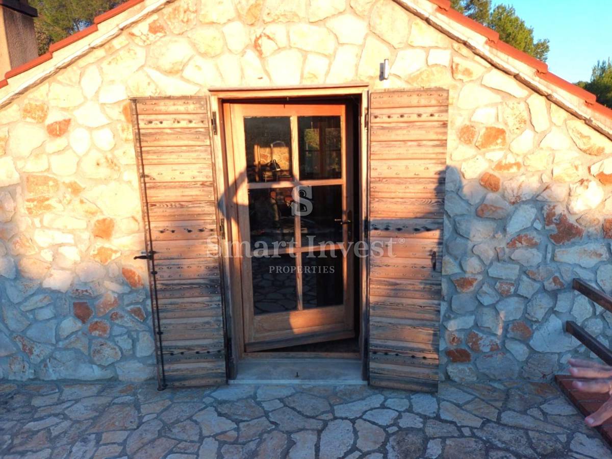 ISOLA DI VIS, casa in pietra con 5000 m2 di terreno