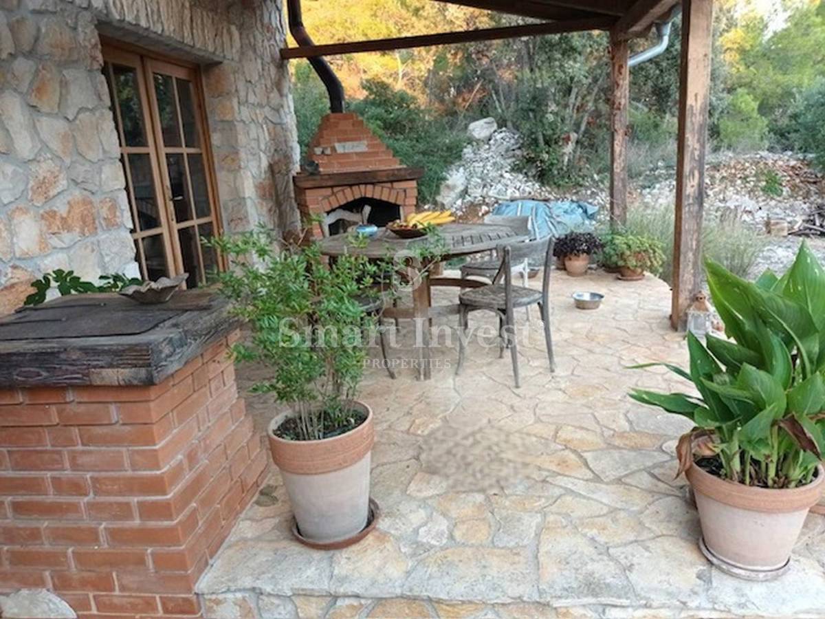 ISOLA DI VIS, casa in pietra con 5000 m2 di terreno