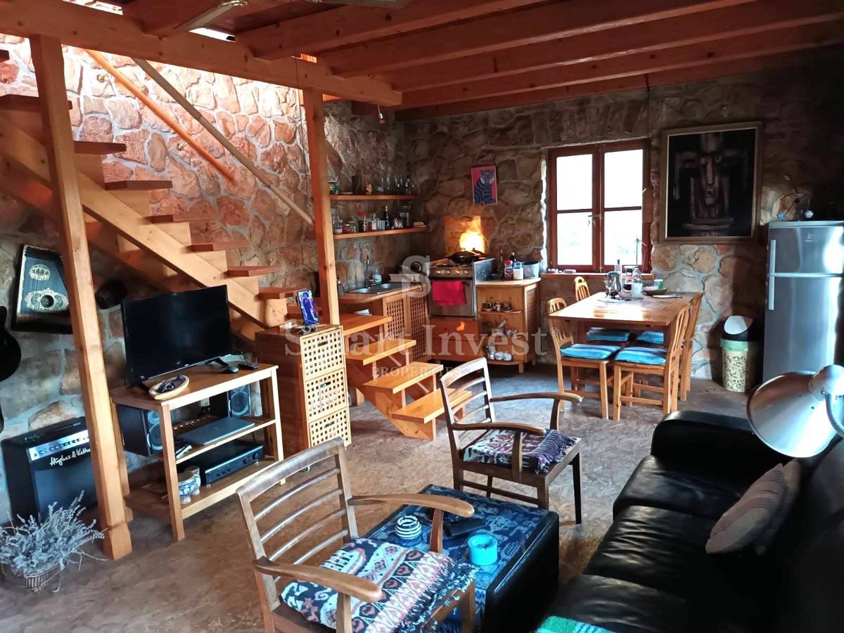 ISOLA DI VIS, casa in pietra con 5000 m2 di terreno